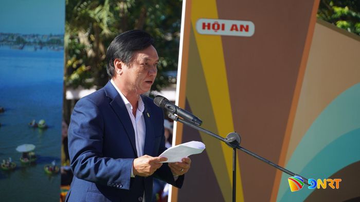 Nhà báo Nguyễn Hữu Đổng phát biểu khai mạc gameshow. Ảnh: D.LỆ