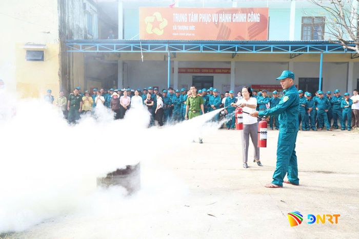 Diễn tập xử lý tình huống xảy ra cháy nổ. Ảnh: XUÂN TRINH