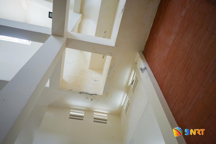 Nhiều hạng mục bên trong bảo tàng đã xuống cấp. Ảnh: XUÂN SƠN - XUÂN DŨNG