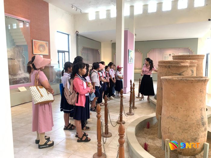 Học sinh tham quan, tìm hiểu về bộ sưu tập mộ chum Sa Huỳnh. Ảnh: Bảo tàng cung cấp