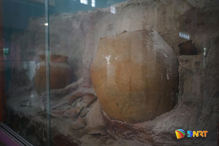 Mộ chum cổ của văn hóa Sa Huỳnh đang được bảo quản, lưu giữ và trưng bày tại Bảo tàng Văn hóa Sa Huỳnh - Chămpa. Ảnh: XUÂN SƠN - XUÂN DŨNG