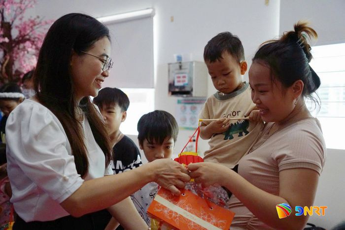 Những món quà nhỏ được trao đến các bệnh nhi đang điều trị tại bệnh viện. Ảnh: DUY AN