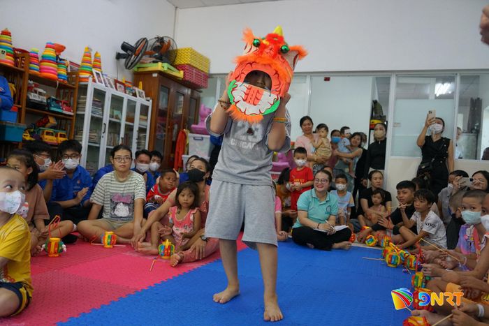 Em Nguyễn Công Minh Bảo hào hứng múa lân trong tiếng vỗ tay rộn rã. Ảnh: DUY AN