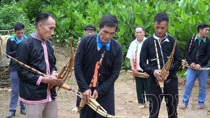 Nghệ nhân Hậu Phái Sếnh dạy học trò cách thổi, biểu diễn khèn Mông. 