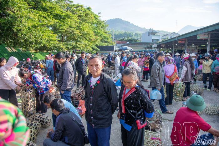 Đông đảo người dân, du khách đi chợ phiên.