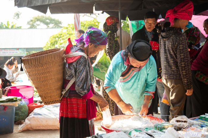 Kẹo kéo của dân tộc Xạ Phang được nhiều người mua làm quà.