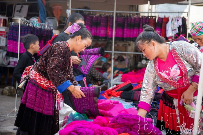 Trang phục truyền thống dân tộc Mông tại chợ phiên.