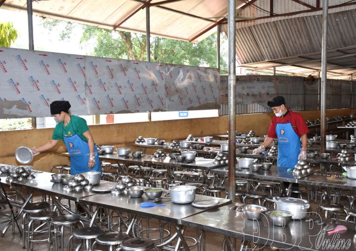 Nhân viên cấp dưỡng Trường Phổ thông dân tộc bán trú Tiểu học Mường Nhé chuẩn bị bữa ăn cho học sinh bán trú.