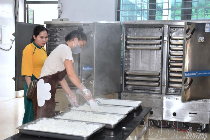 Khu vực nấu ăn Trường Phổ thông nội trú liên cấp Tiểu học và THCS Mường Nhà gọn gàng, sạch sẽ.