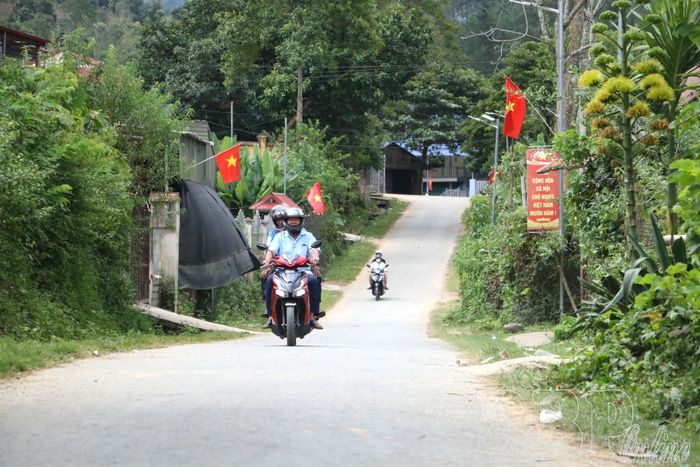 Tuyến đường vào bản Huổi Sứa, xã Mường Ảng được kiên cố hoá giúp người dân đi lại thuận tiện.