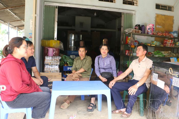 Ông Cà Văn Thuật (ngoài cùng bên phải) tuyên truyền đến người dân trong bản chủ trương xây dựng nông thôn mới của xã.