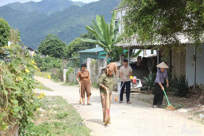 Người dân bản Huổi Sứa, xã Mường Ảng vệ sinh tuyến đường nội bản.