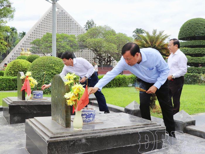 Thượng tướng Lê Tấn Tới cùng lãnh đạo tỉnh Điện Biên dâng hương lên phần mộ liệt sĩ tại Nghĩa trang Liệt sĩ quốc gia A1.
