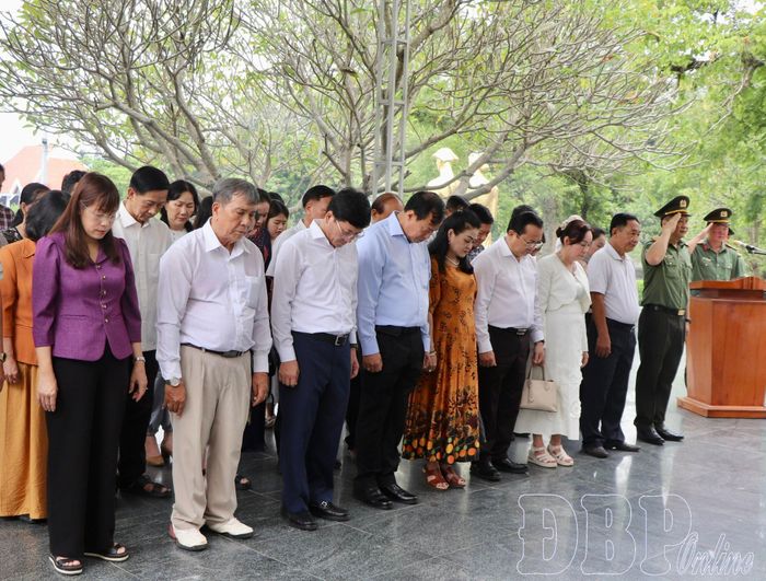 Đoàn công tác dành phút mặc niệm tưởng nhớ các Anh hùng liệt sĩ tại Nghĩa trang Liệt sĩ quốc gia A1.