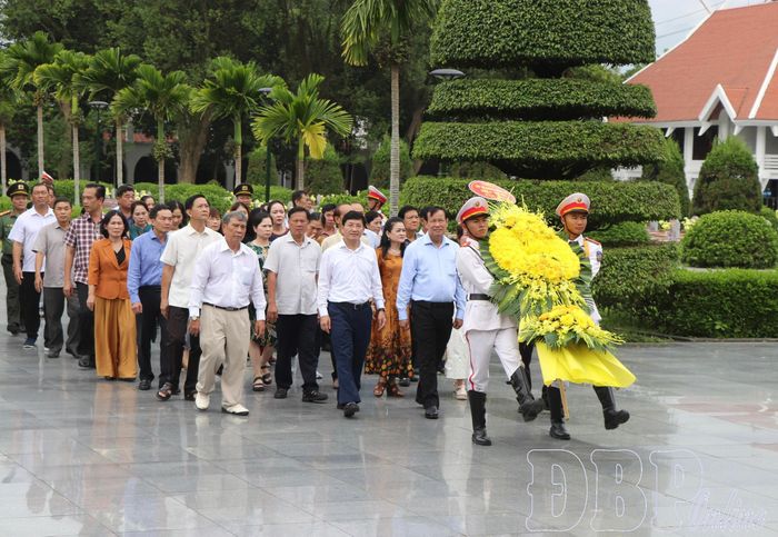 Đoàn công tác dâng hương, đặt vòng hoa viếng các Anh hùng liệt sĩ tại Nghĩa trang Liệt sĩ Quốc gia A1.