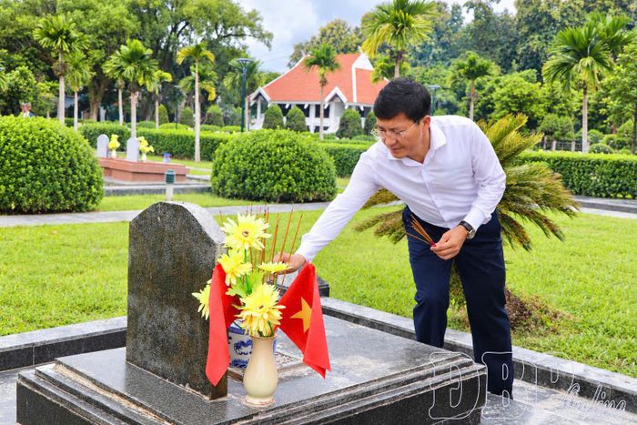 Đồng chí Mùa A Vảng, Phó Bí thư Tỉnh ủy, Chủ tịch Ủy ban MTTQ Việt Nam tỉnh dâng hương tưởng niệm các liệt sĩ.