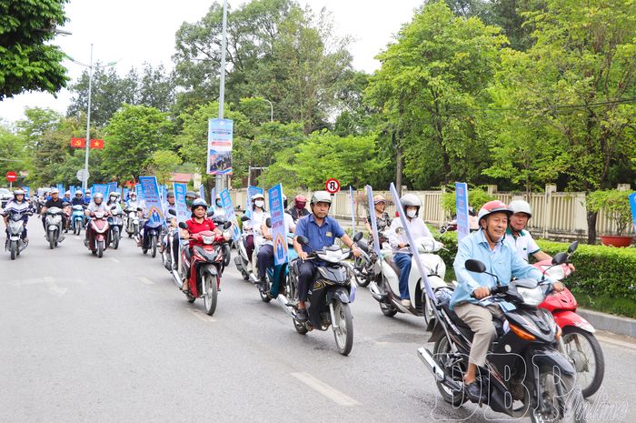 Đông đảo người dân và thanh niên diễu hành cổ động trên một số trục đường chính thuộc phường Điện Biên Phủ và phường Mường Thanh.