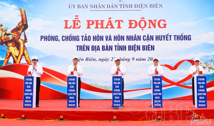 Đại biểu thực hiện nghi thức phát động. 