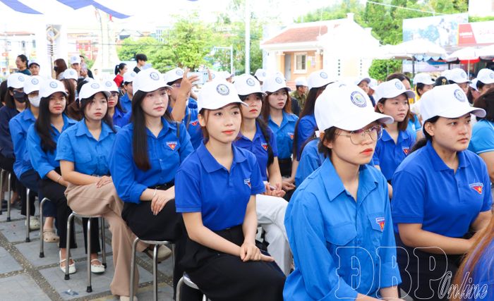Đoàn viên thanh niên dự buổi lễ. 