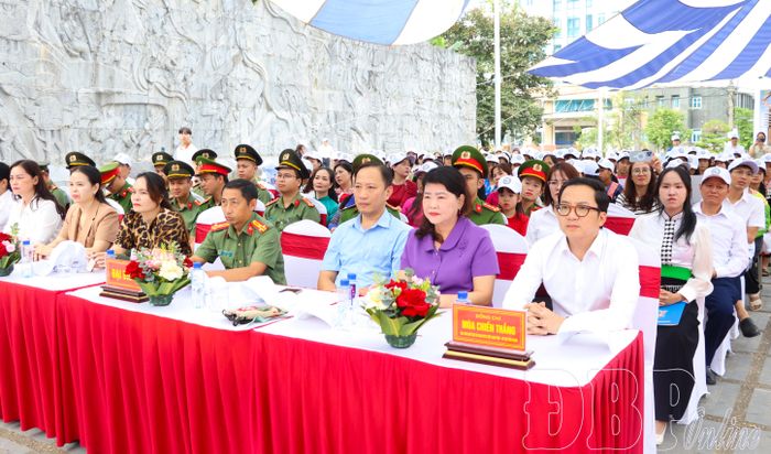 Đại biểu dự buổi lễ.
