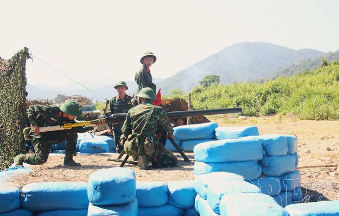 Thực hành nạp đạn, tính toán phần tử bắn chuẩn bị tiêu diệt mục tiêu.
