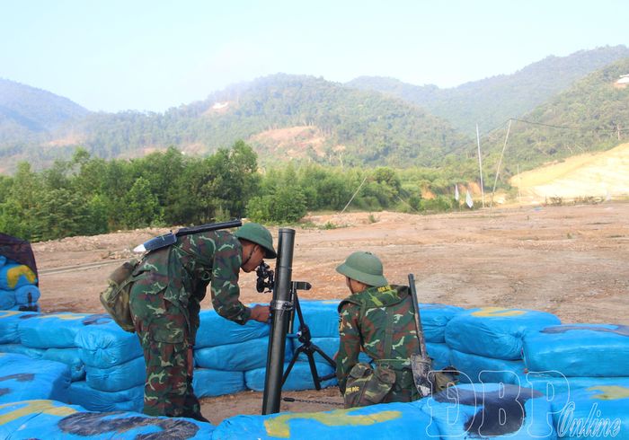 Cán bộ, chiến sĩ Đại đội 4, Tiểu đoàn 1, Trung đoàn 82 thao tác bắn súng cối trong diễn tập cấp Đại đội năm 2026.