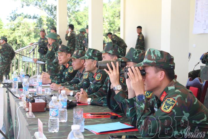 Thủ trưởng Sư đoàn 355 và Trung đoàn 82 theo dõi hành động của các bộ phận trên thao trường.