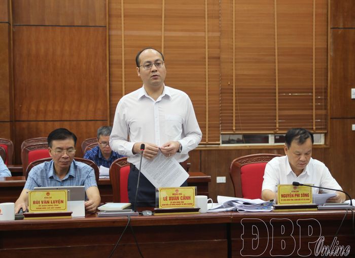 Lãnh đạo Sở Nông nghiệp và Môi trường tham gia ý kiến tại phiên họp.