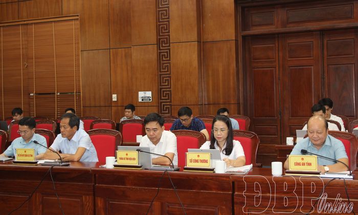 Đại biểu dự phiên họp.