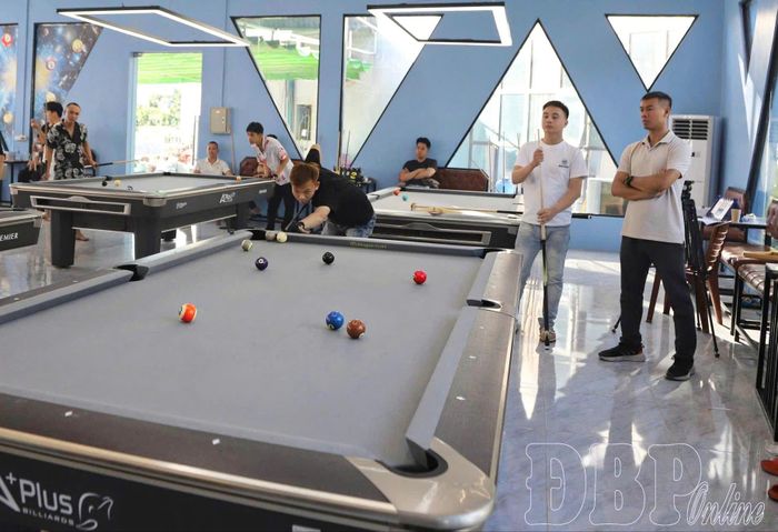 Vận động viên thi đấu chung kết nội dung đồng đội Pool 8-Ball.