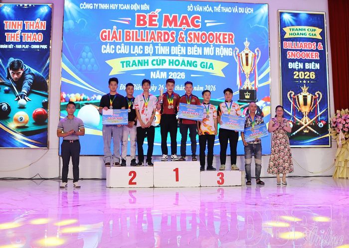 Ban tổ chức trao giải cho các đội đoạt giải ở nội dung đồng đội Pool 8-Ball và Pool 9-Ball.