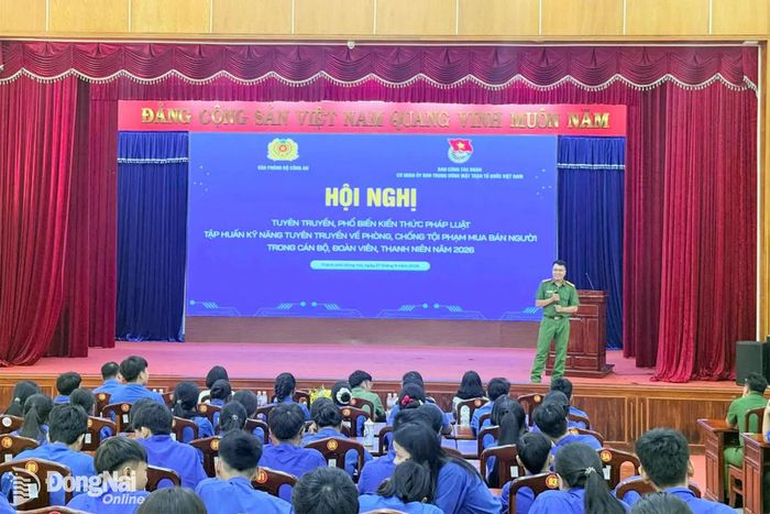 Báo cáo viên chia sẻ tình hình, phương thức, thủ đoạn của tội phạm mua bán người hiện nay. Ảnh: ĐVCC