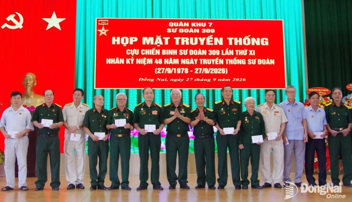 Ban Liên lạc Cựu chiến binh sư đoàn tặng quà cho các cựu chiến binh có hoàn cảnh khó khăn. Ảnh: Nguyễn Hùng