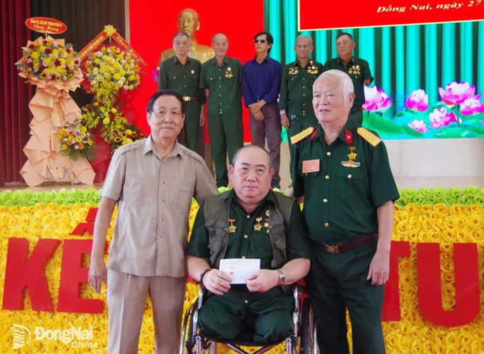 Đại diện Ban Liên lạc Cựu chiến binh Sư đoàn 309 tặng quà các thương binh nặng nguyên là cán bộ, chiến sĩ sư đoàn. Ảnh: Nguyễn Hùng