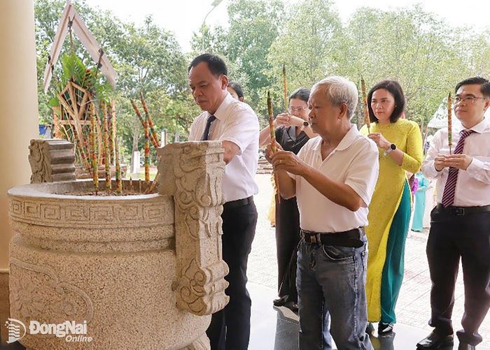 Các đại biểu thắp hương tưởng niệm tại Di tích Quốc gia Vụ thảm sát Giồng Sắn. Ảnh: Thiên Kim