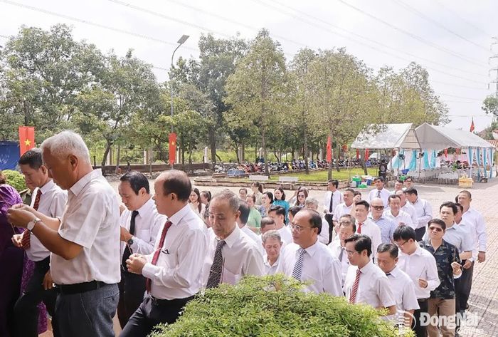 Đoàn đại biểu vào thắp hương tưởng niệm tại Di tích Quốc gia Vụ thảm sát Giồng Sắn. Ảnh: Thiên Kim