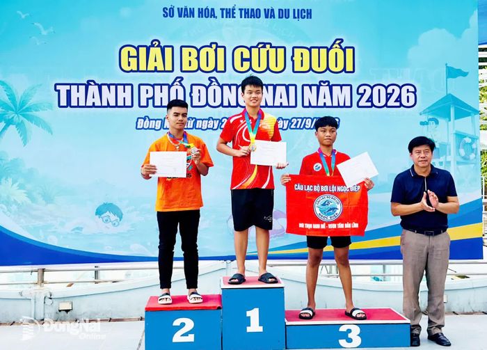 Ban tổ chức trao huy chương cho các nam vận động viên đạt thứ hạng cao ở nội dung tranh tài. Ảnh: ĐVCC