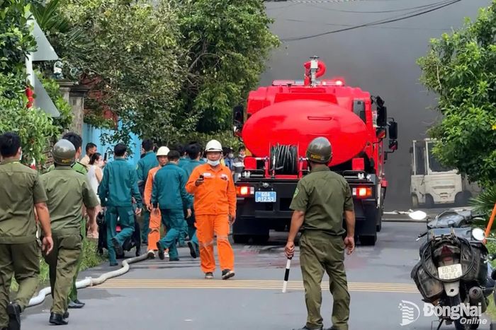 Lực lượng công an địa phương nhanh chóng có mặt phối hợp cùng lực lượng chữa cháy chuyên nghiệp để xử lý đám cháy. Ảnh: Xuân Phú