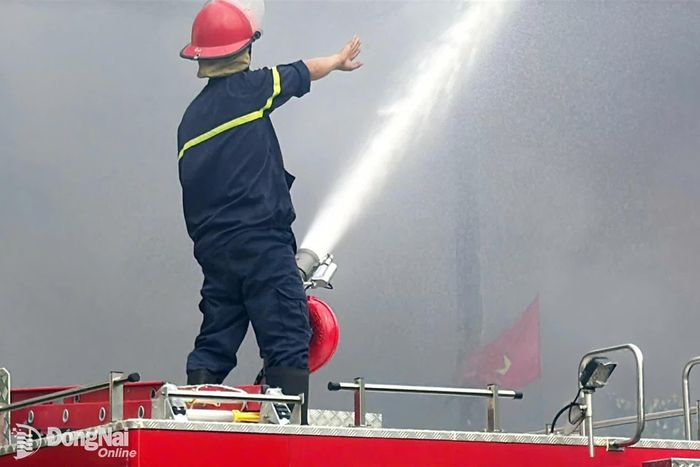 Lực lượng chữa cháy chuyên nghiệp sử dụng phương tiện chữa cháy để khống chế đám cháy không cho cháy lan. Ảnh: Xuân Phú