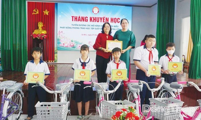 Đại diện Hội Khuyến học phường Sa Đéc trao xe đạp cho học sinh có hoàn cảnh khó khăn.