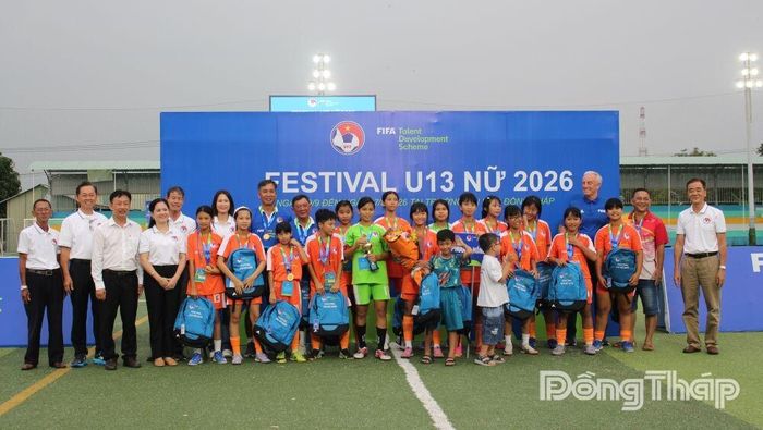 Ban Tổ chức trao Cúp vô địch Festival U13 nữ cho Đội Hồng Ngự.