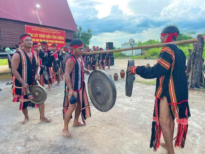 Những bài chiêng được trình diễn nhuần nhuyễn, nhịp nhàng. Ảnh: Vũ Chi