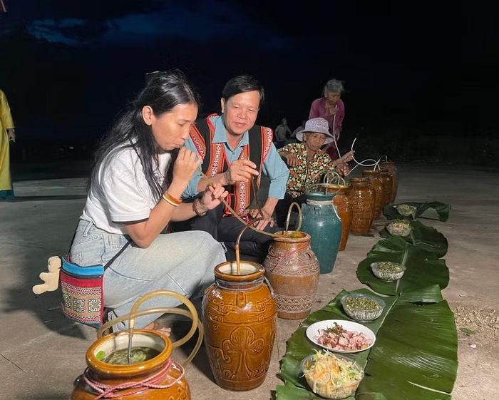 Các đại biểu, người dân và du khách cùng uống rượu ghè và thưởng thức ẩm thực truyền thống của đồng bào dân tộc thiểu số tại chỗ. Ảnh: Vũ Chi