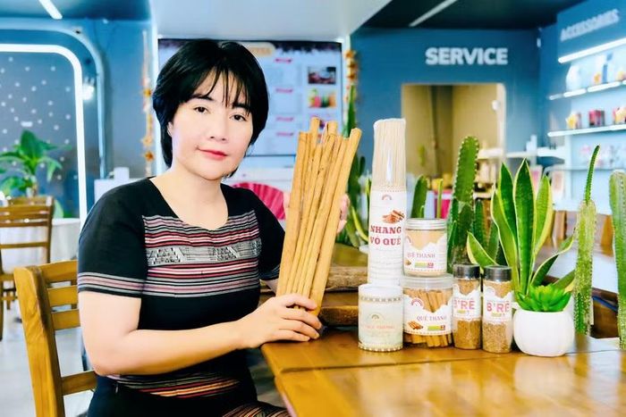 Chị Võ Minh Mơ bên các sản phẩm được làm từ quế của Công ty TNHH Hương Quế B’RÊ. Ảnh: P.L