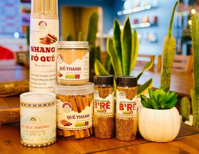Một số sản phẩm làm từ quế của Công ty TNHH Hương Quế B’RÊ. Ảnh: P.L