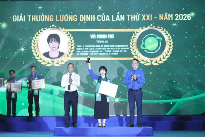 Chị Võ Minh Mơ nhận giải thưởng Lương Định Của lần thứ XXI - năm 2026. Ảnh: NVCC
