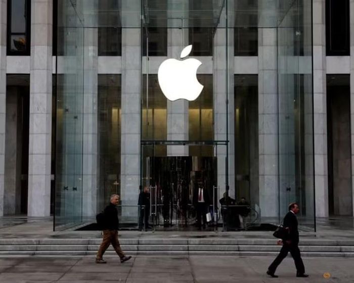 Logo Apple được treo tại lối vào cửa hàng Apple trên Đại lộ số 5 ở Manhattan, New York, Mỹ. Ảnh: REUTERS/Mike Segar.