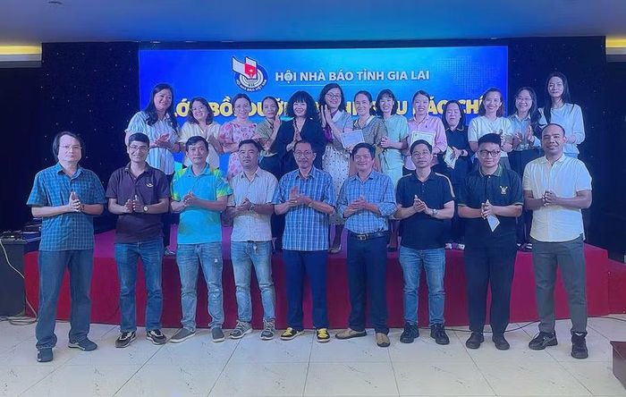 Ông Trần Quốc Anh, Phó Chủ tịch Thường trực Hội Nhà báo tỉnh Gia Lai (thứ 5 từ trái qua) chúc mừng các học viên hoàn thành chương trình bồi dưỡng nghiệp vụ báo chí . Ảnh: Đức Phương