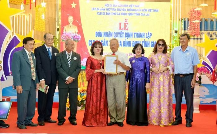 Ban Chủ nhiệm CLB Di sản thơ ca Bình Định tỉnh Gia Lai ra mắt tại buổi lễ. Ảnh: M.N