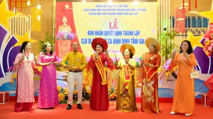 Các thành viên CLB Di sản thơ ca Bình Định tỉnh Gia Lai biểu diễn tại lễ ra mắt. Ảnh: M.N